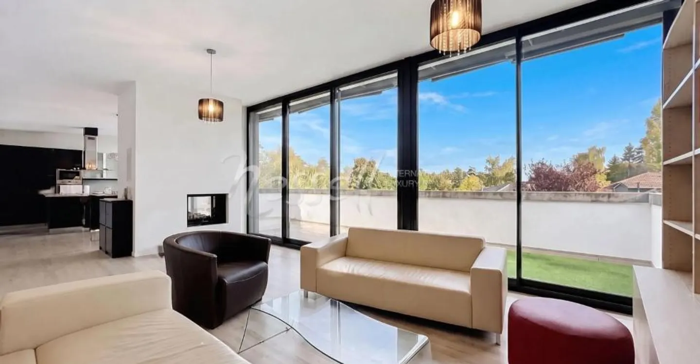 Attique contemporain avec terrasse - Photo 8 sur 13