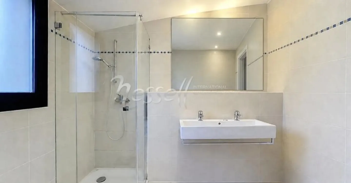 Attique contemporain avec terrasse - Photo 10 sur 13
