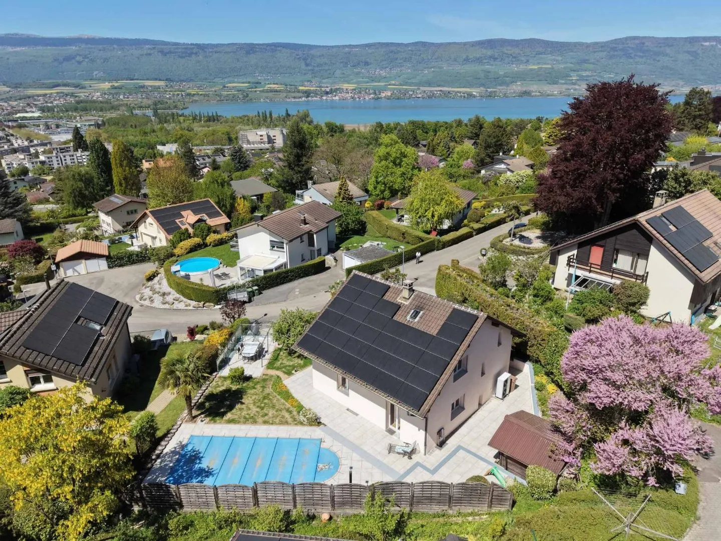 Individual villa with swimming pool in residential area - Photo 1 of 11