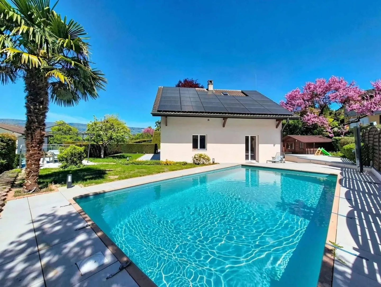 Individual villa with swimming pool in residential area - Photo 2 of 11