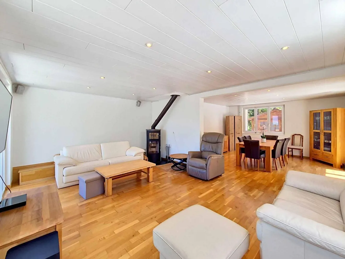 Individual villa with swimming pool in residential area - Photo 3 of 11