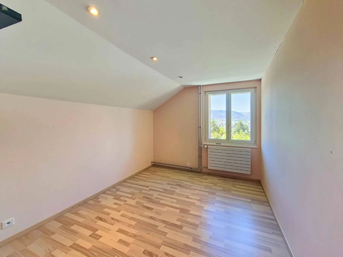 Individual villa with swimming pool in residential area - Photo 5 of 11