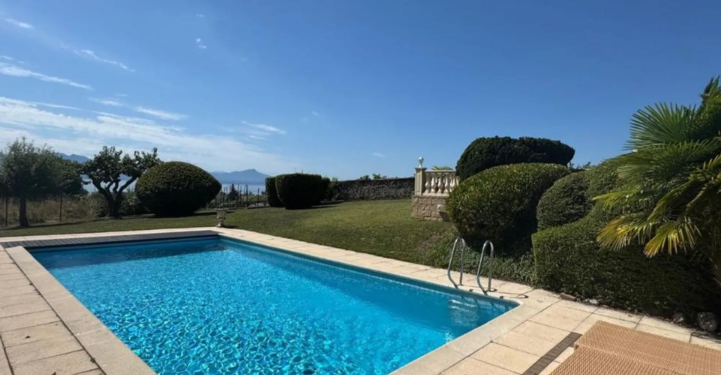ST-PREX - Charming house with pool and lake view for rent in St-Prex - Photo 2 of 12