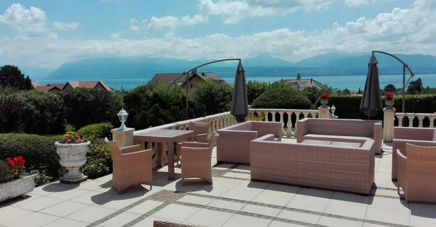 ST-PREX - Charming house with pool and lake view for rent in St-Prex - Photo 3 of 12