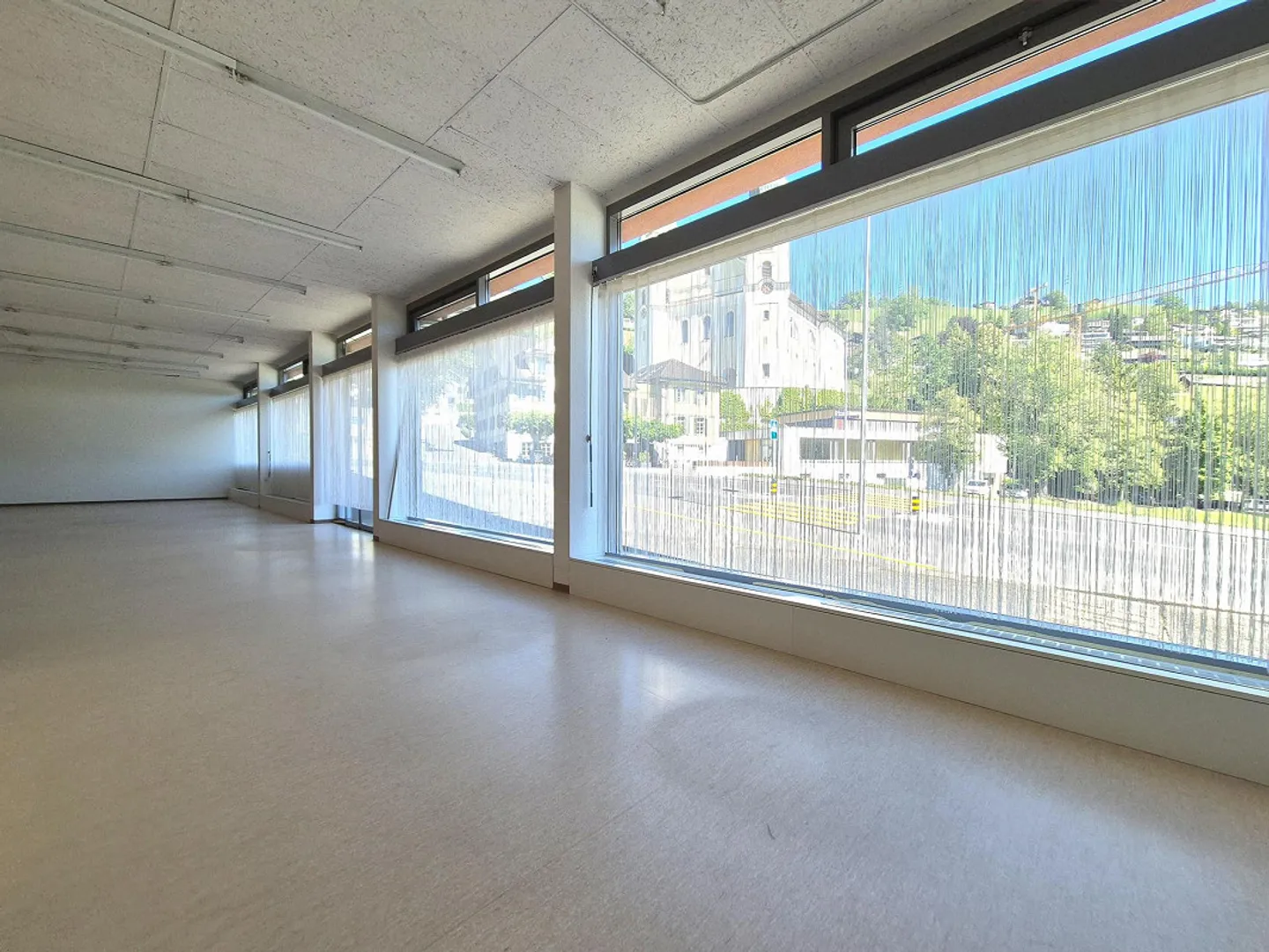 Commercial space with large shop window front - Photo 2 of 6