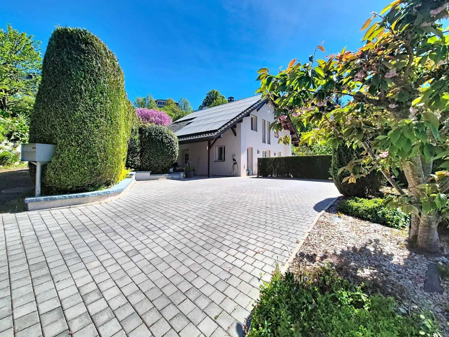 Individual villa with swimming pool in residential area - Photo 10 of 11