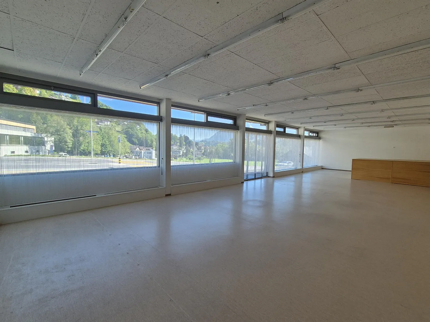 Commercial space with large shop window front - Photo 3 of 6