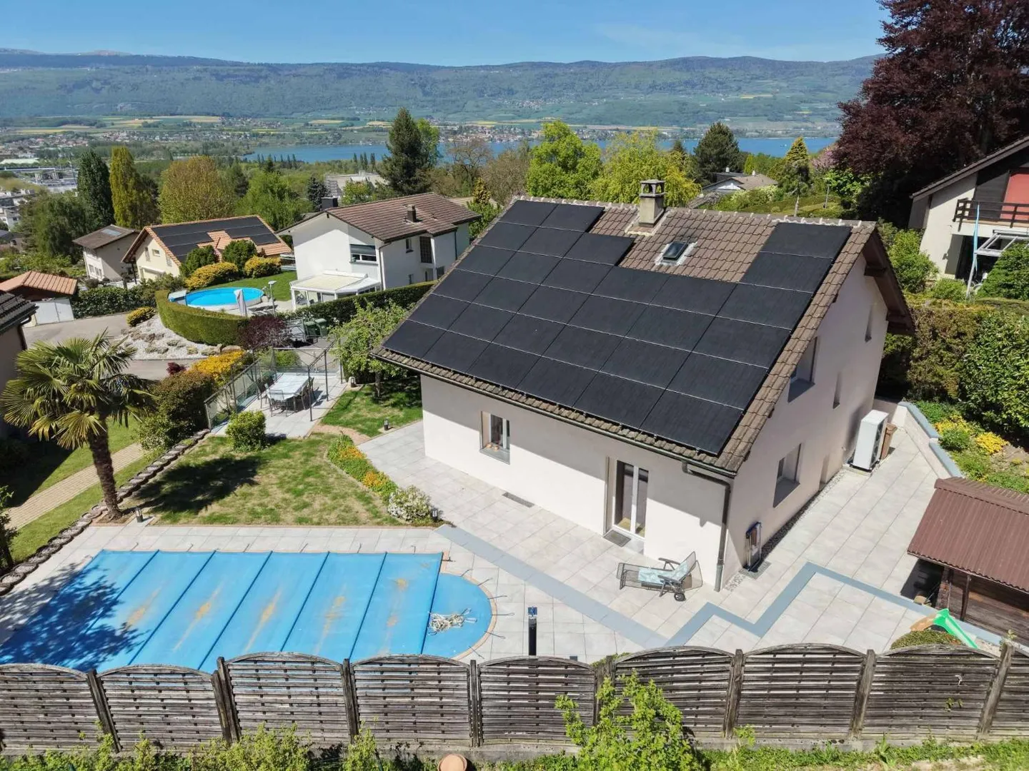 Individual villa with swimming pool in residential area - Photo 11 of 11