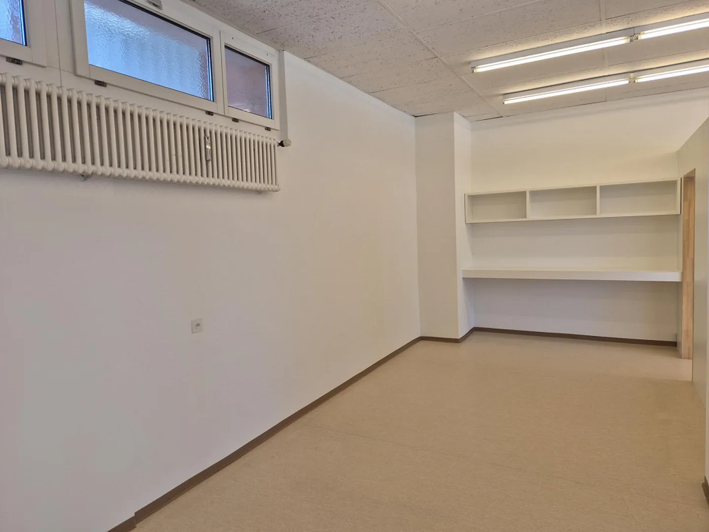Commercial space with large shop window front - Photo 6 of 6