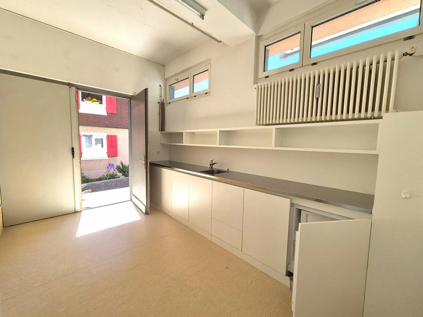 Commercial space with large shop window front - Photo 4 of 6