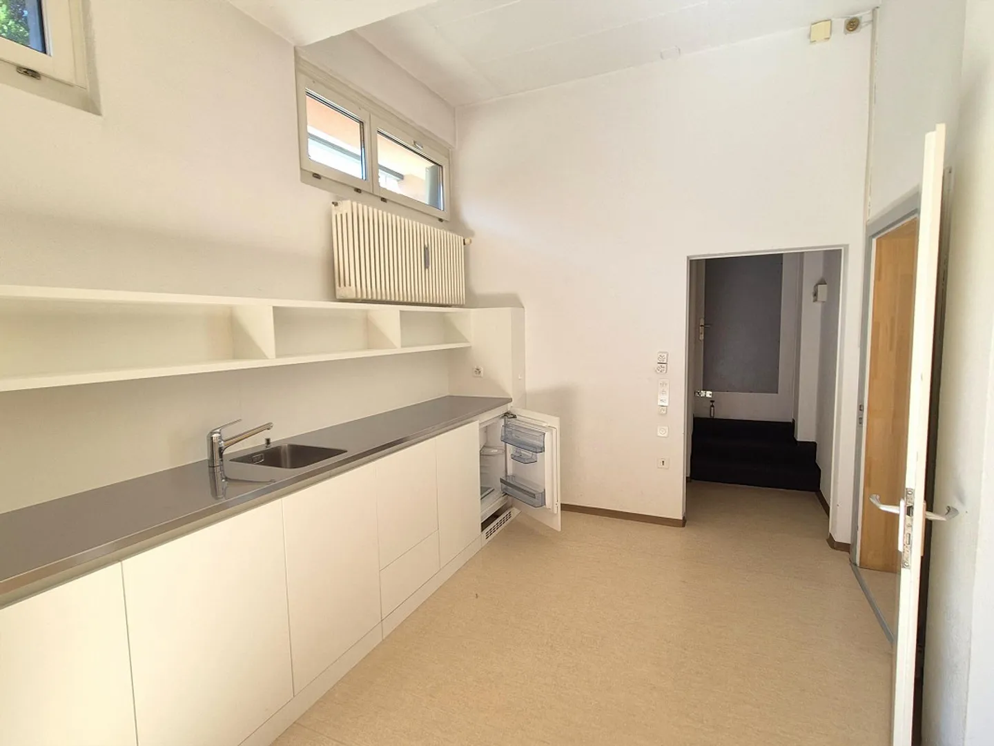 Commercial space with large shop window front - Photo 5 of 6