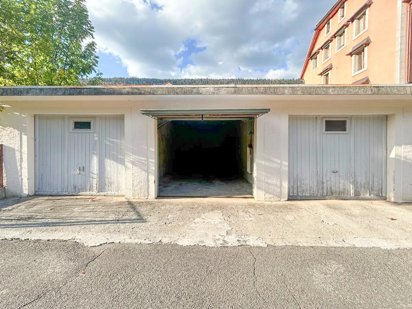 Individual garage with manual door - Photo 1 of 3