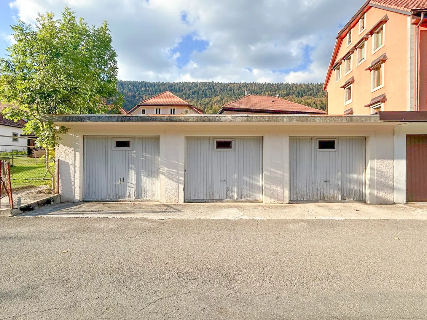 Individual garage with manual door - Photo 2 of 3