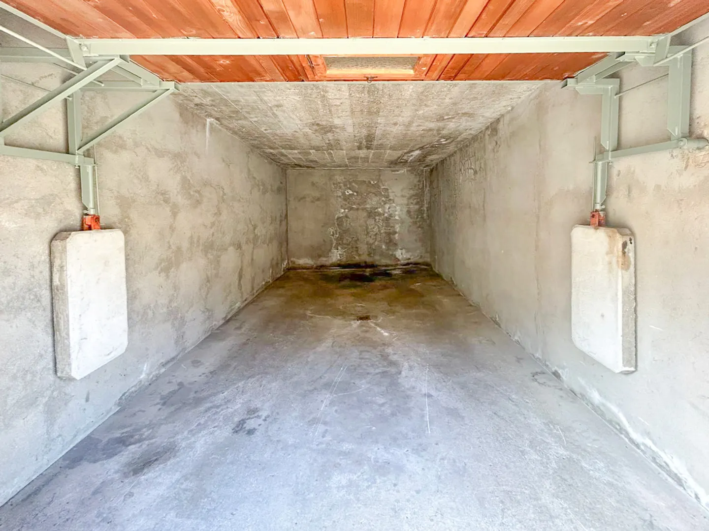 Individual garage with manual door - Photo 3 of 3
