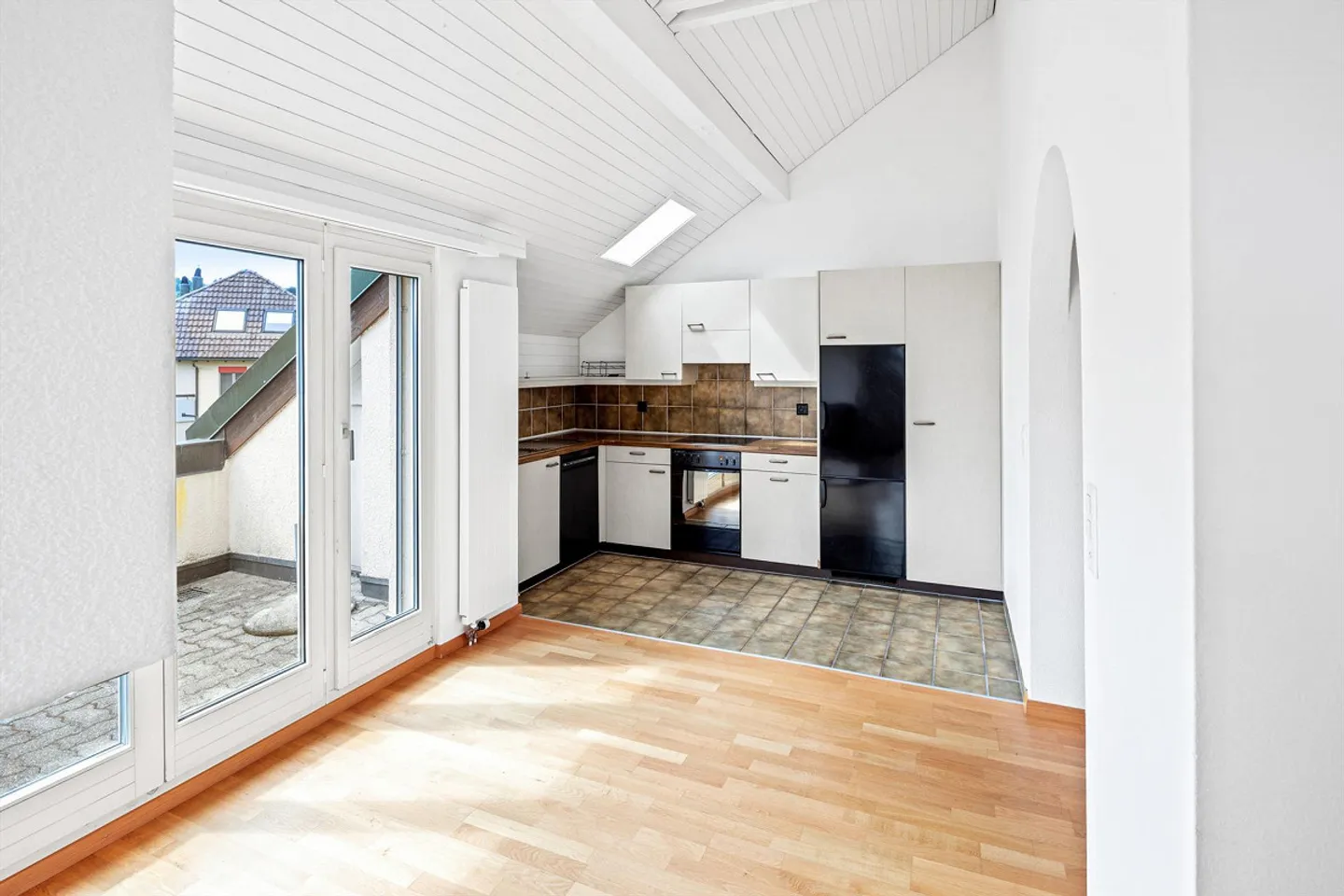 Cozy attic apartment in a small multi-family house - Photo 3 of 5