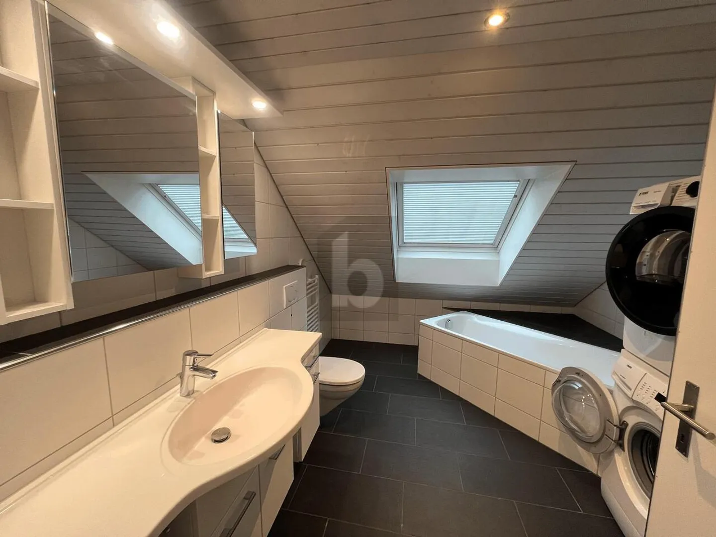 LIGHT-FILLED AND MODERN IN A PRIVATE LOCATION - Photo 3 of 6