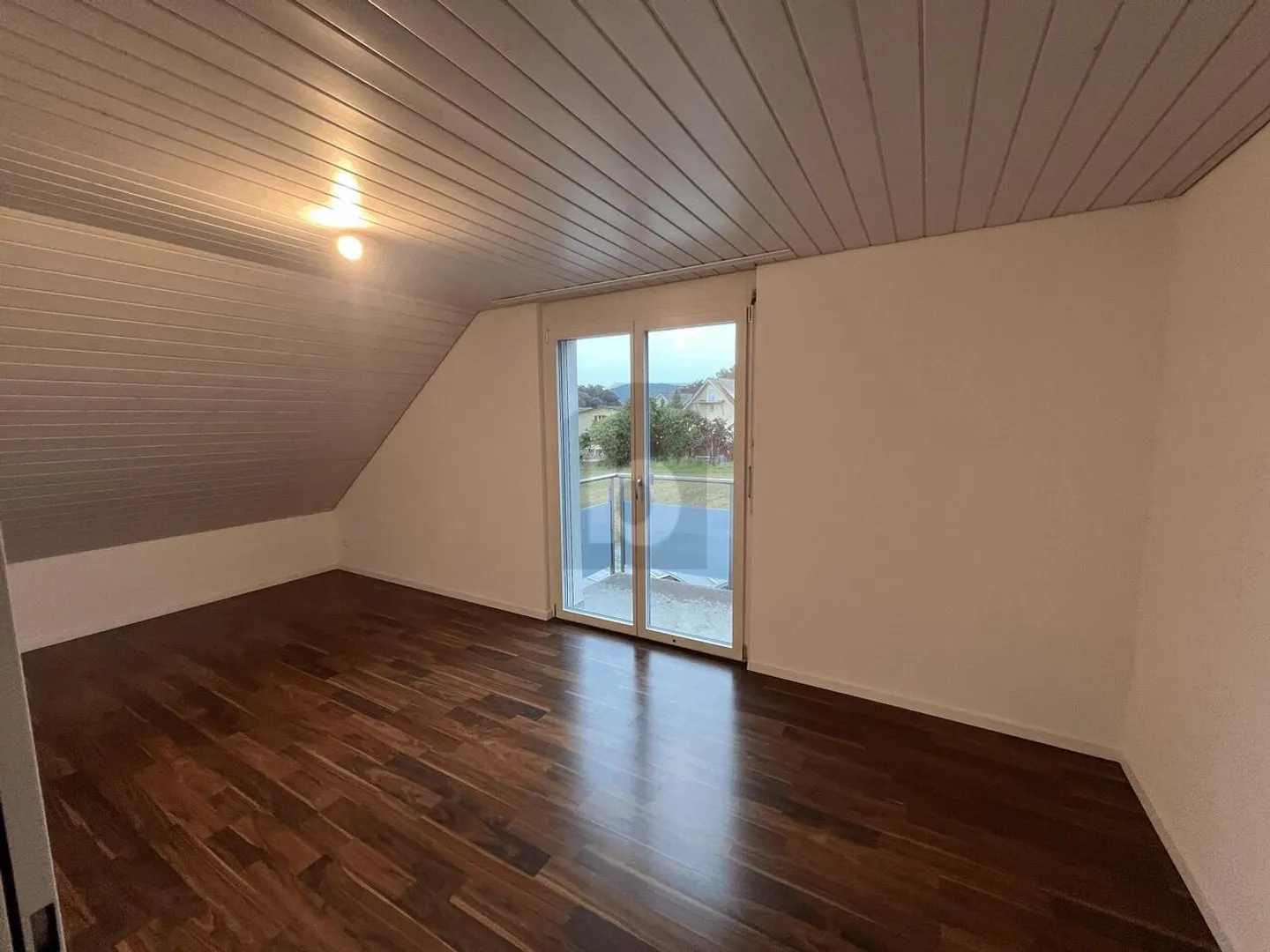 LIGHT-FILLED AND MODERN IN A PRIVATE LOCATION - Photo 4 of 6