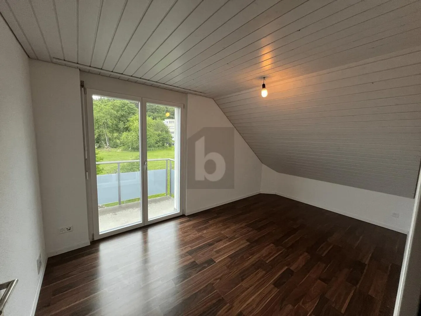 LIGHT-FILLED AND MODERN IN A PRIVATE LOCATION - Photo 5 of 6