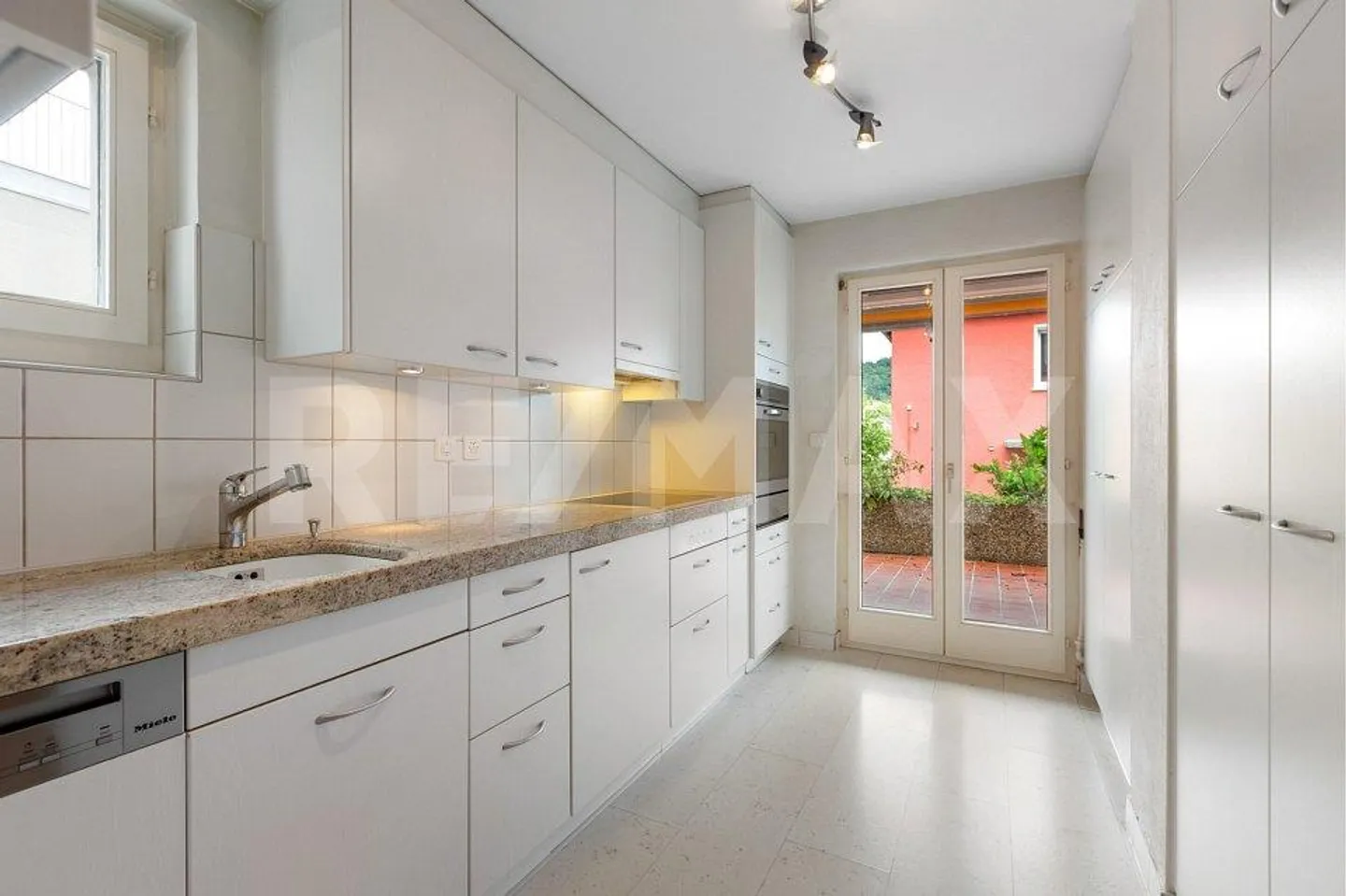 Casa indipendente di 5,5 locali con garage in posizione centrale e tranquilla - Foto 8 di 13