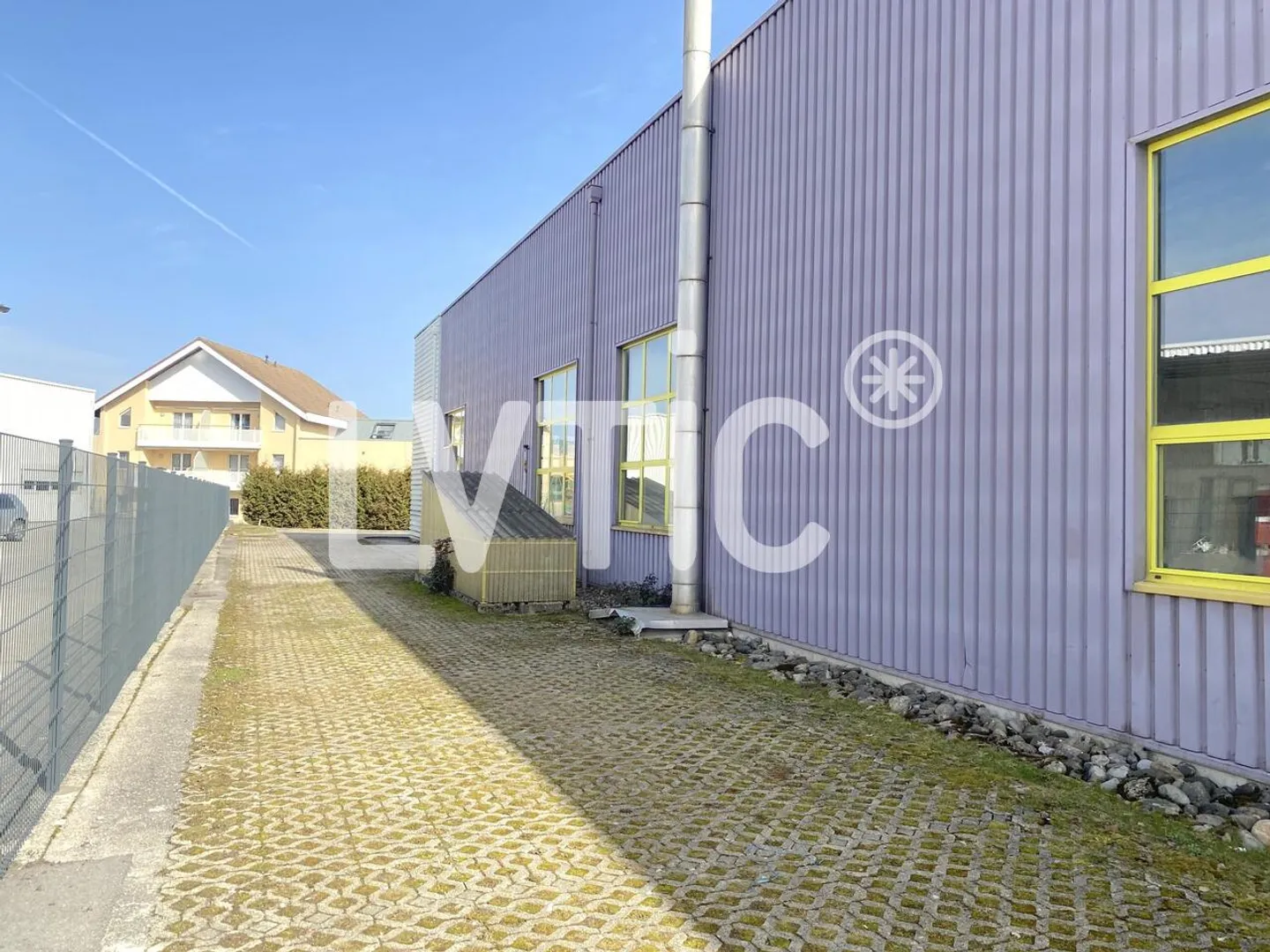 Parking spaces and outdoor areas for rent in Romont - Photo 2 of 4