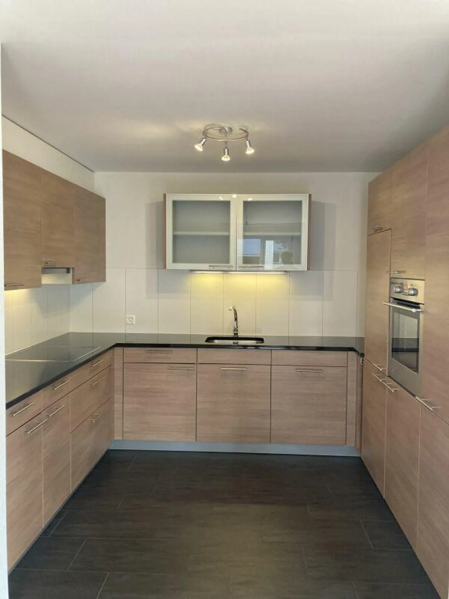 Belle, moderne appartement de 3 1/2 pièces idéal pour les navetteurs - Photo 2 sur 8