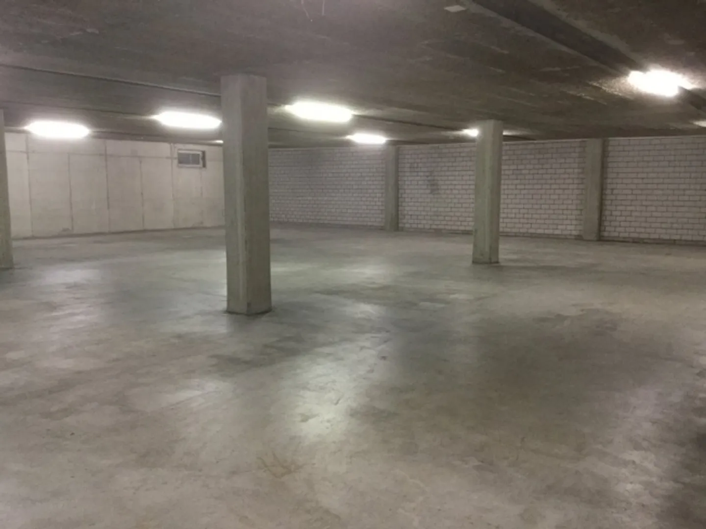 Geräumige 210 m2 Lagerfläche - Foto 3 von 5