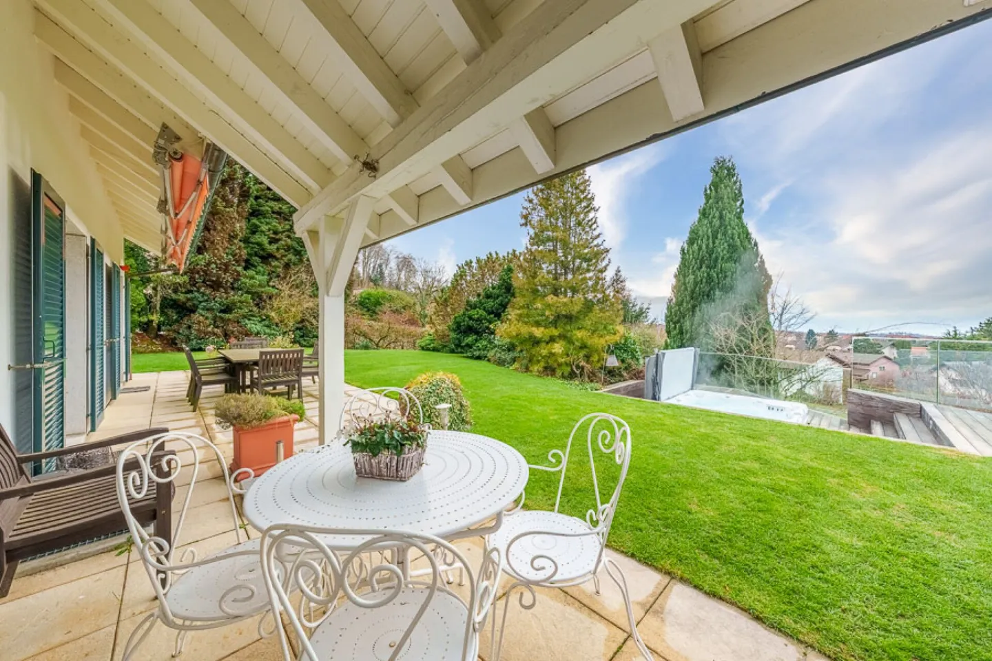 Renovated detached villa - Photo 4 of 16