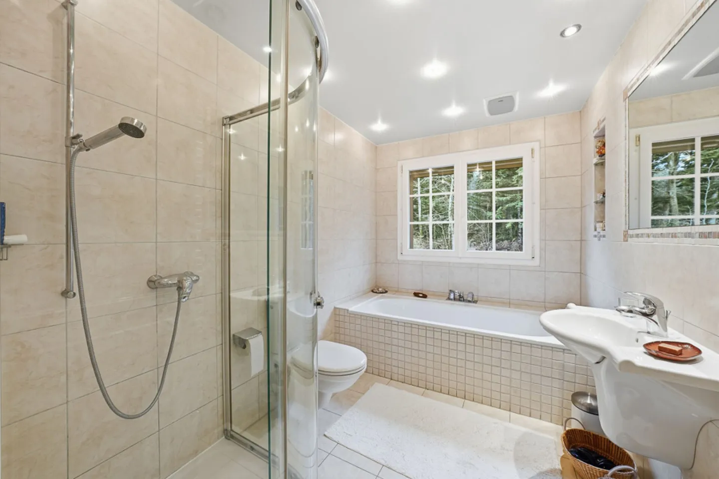 Renovated detached villa - Photo 16 of 16