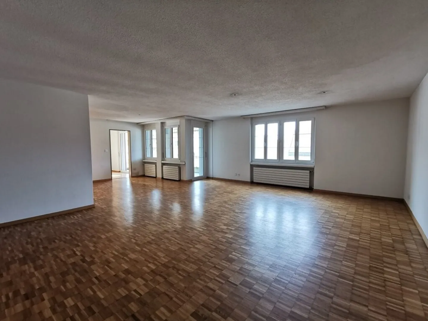 Geräumige 4.5 Zimmer Wohnung mit Terrasse - Foto 2 von 11