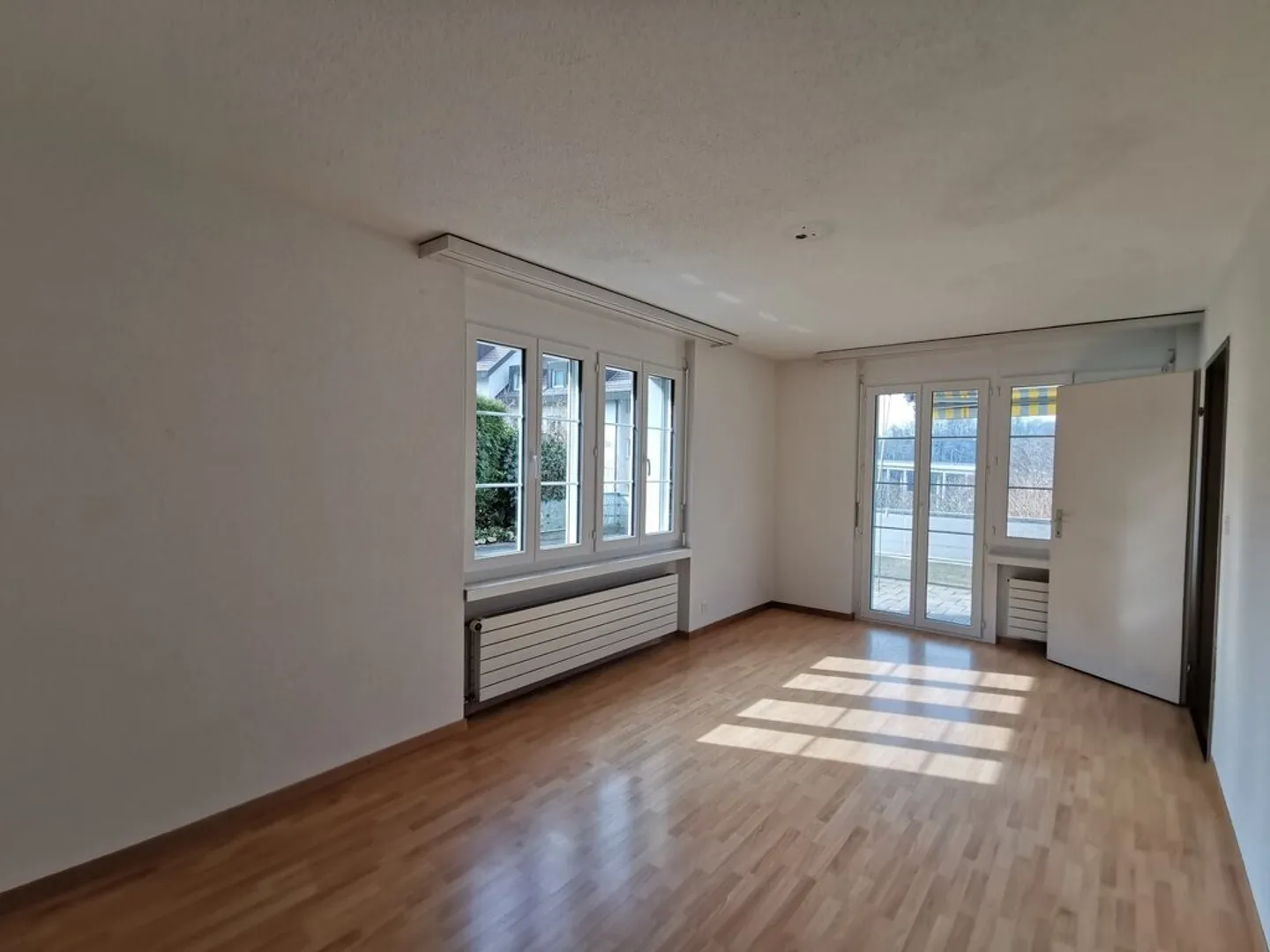 Geräumige 4.5 Zimmer Wohnung mit Terrasse - Foto 3 von 11