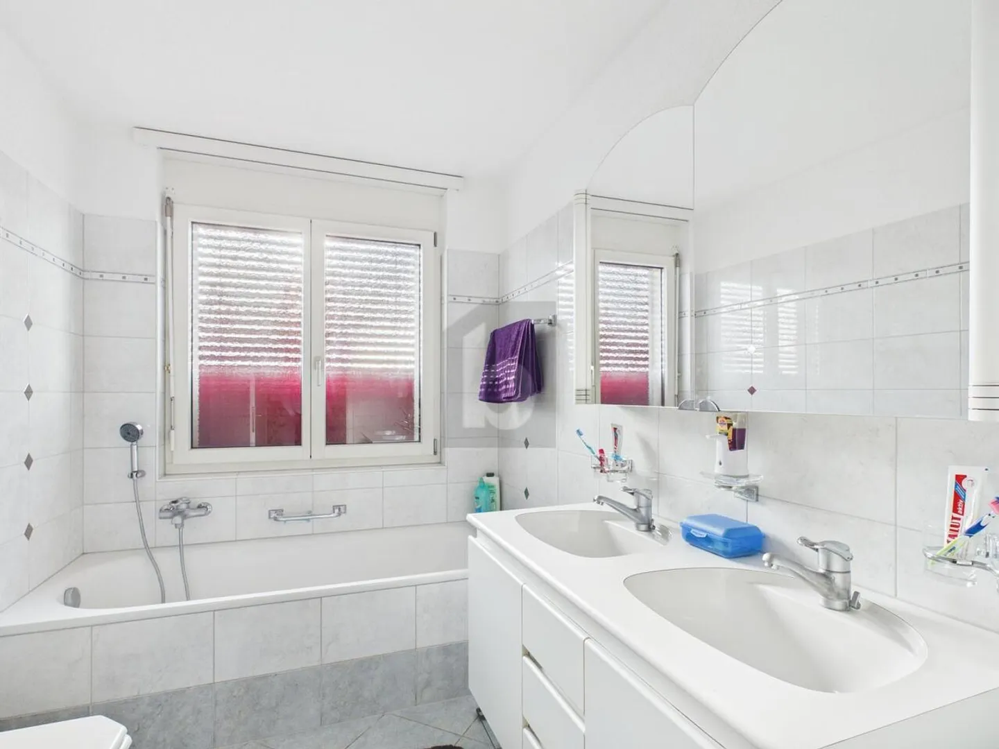 Well-maintained with plenty of storage space - Photo 2 of 5