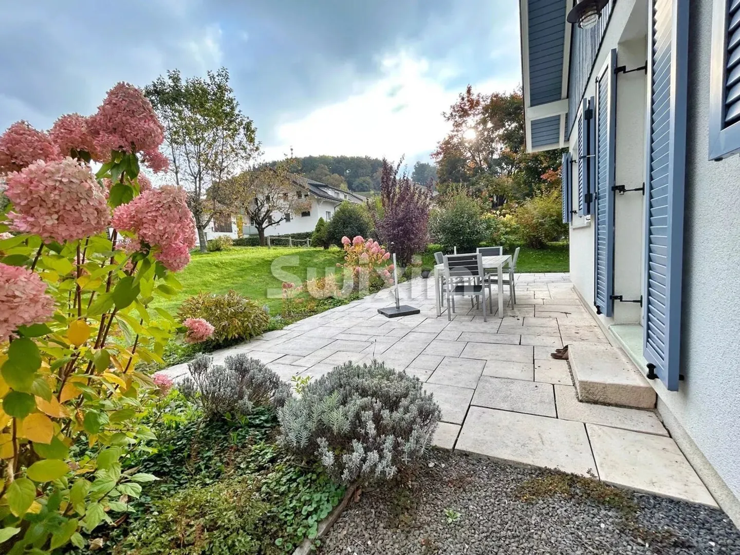 Ruhige, freistehende Villa mit großem Garten! - Foto 2 von 10