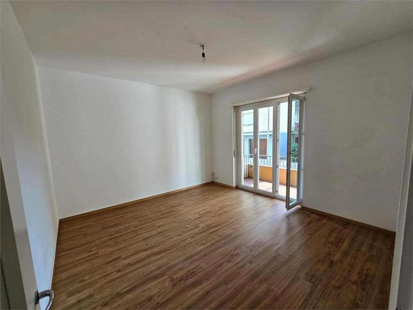 Luminoso 2.5 Pièces Moderne - Totalement Rénové avec Option Meublée - Photo 1 sur 6