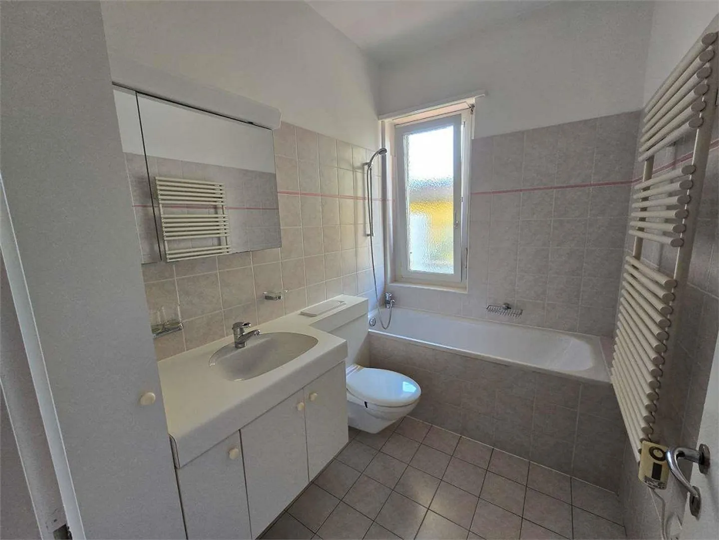 Luminoso 2.5 Pièces Moderne - Totalement Rénové avec Option Meublée - Photo 4 sur 6