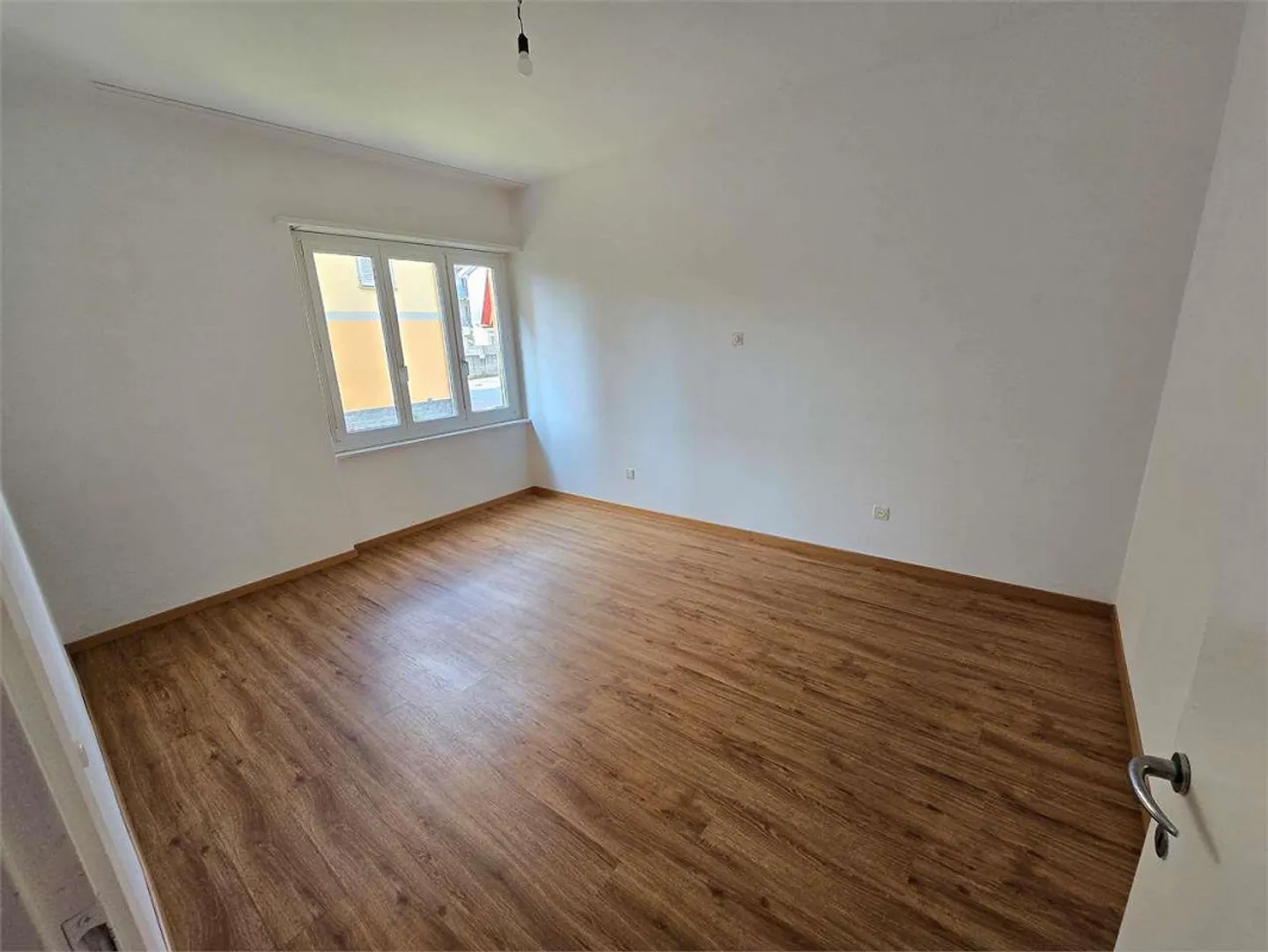 Luminoso 2.5 Pièces Moderne - Totalement Rénové avec Option Meublée - Photo 5 sur 6