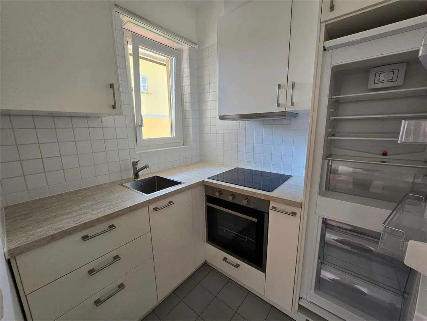 Luminoso 2.5 Pièces Moderne - Totalement Rénové avec Option Meublée - Photo 2 sur 6