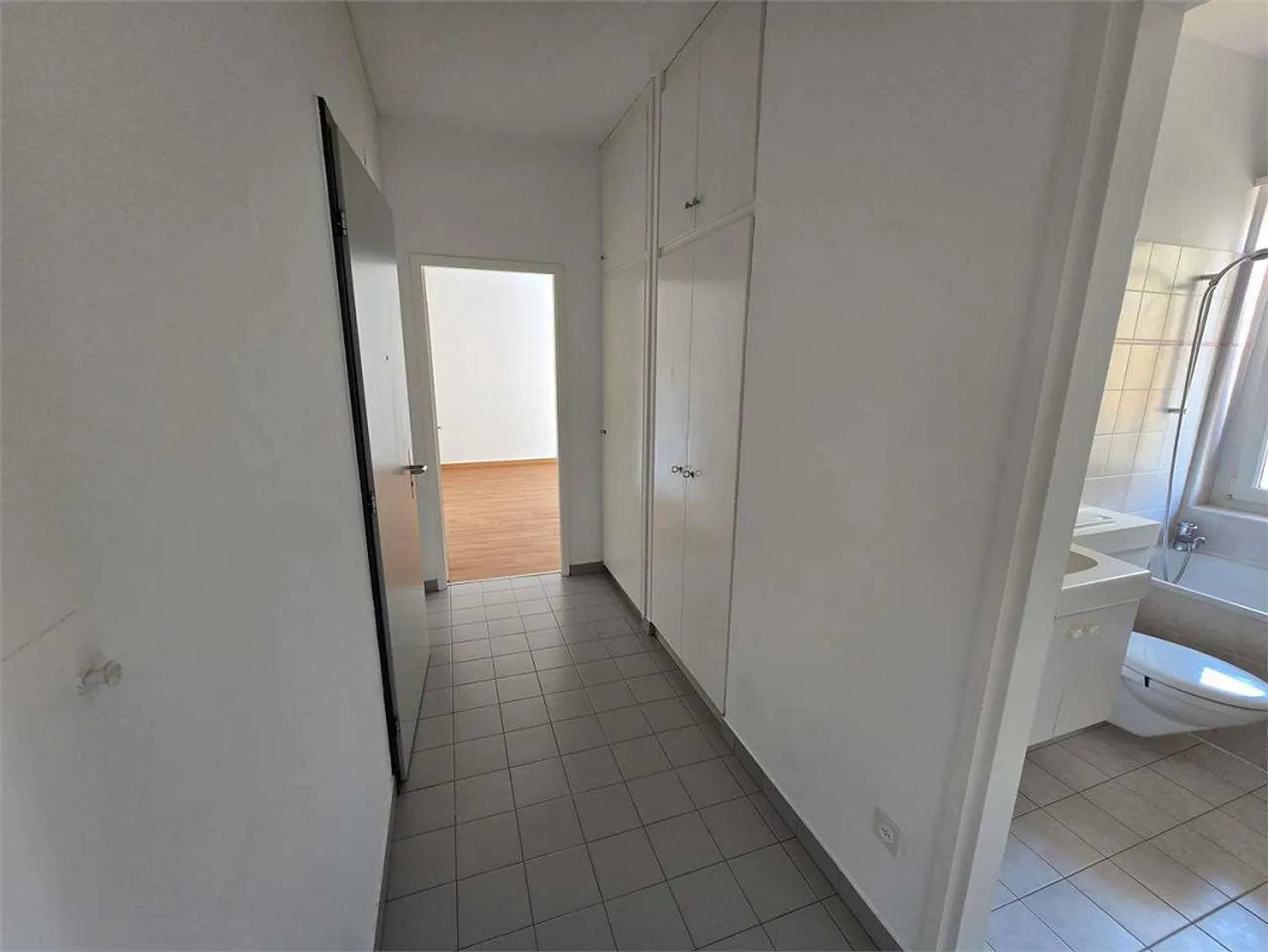 Luminoso 2.5 Pièces Moderne - Totalement Rénové avec Option Meublée - Photo 3 sur 6