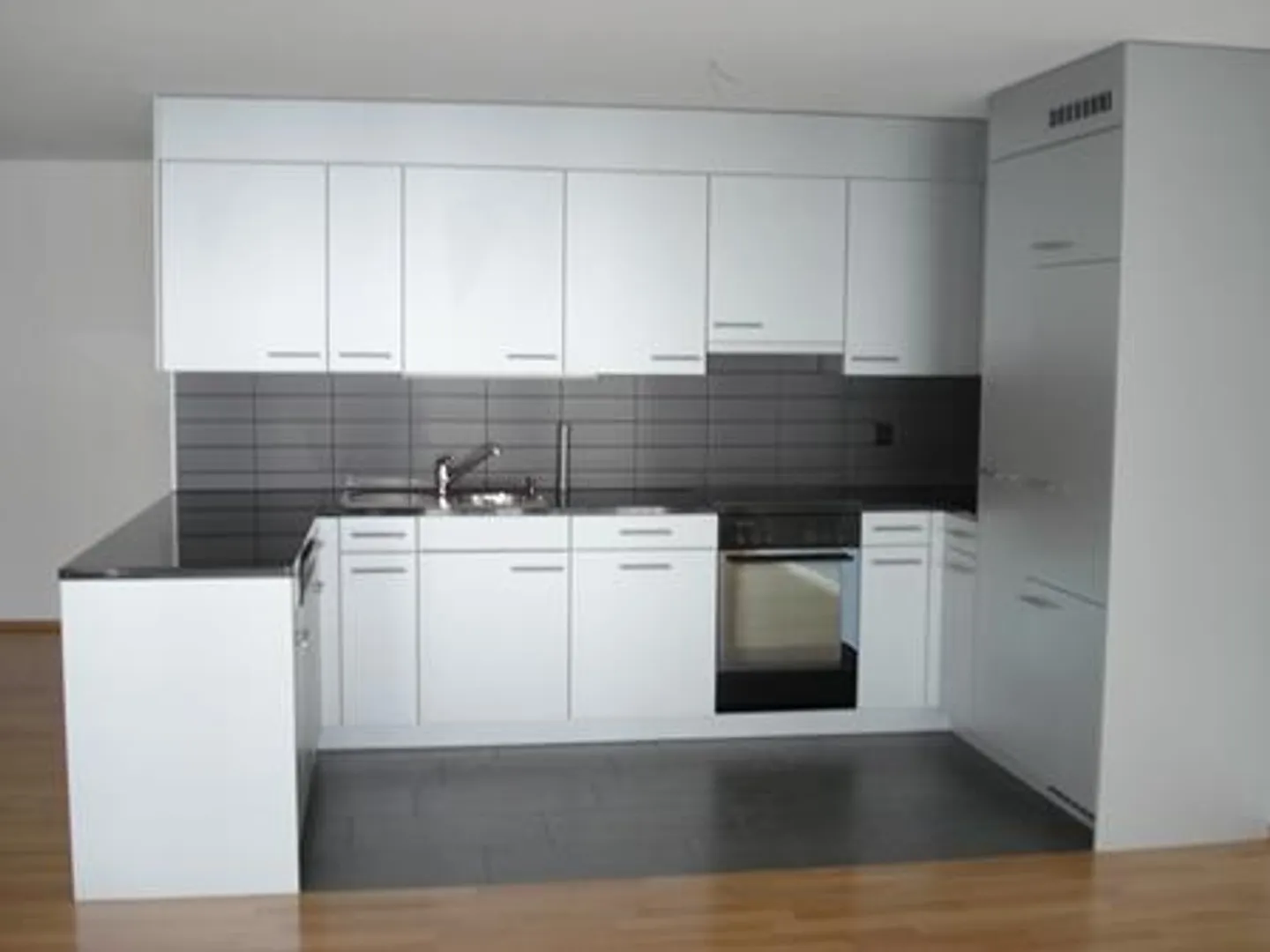 Bright, modern apartment with a very large balcony 30.9m2 - Photo 2 of 8