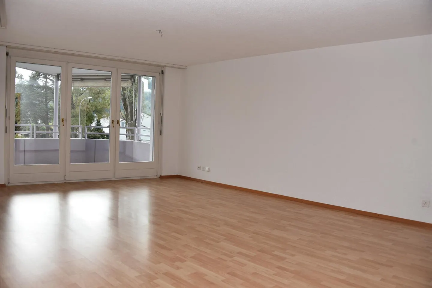 Grosszügige Wohnung mit Balkon - Foto 3 von 16
