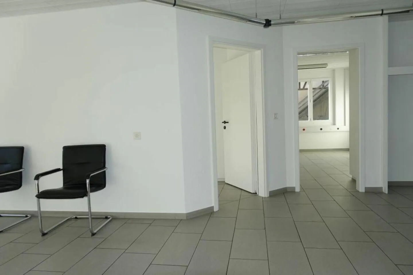 Bureaux spacieux au rez-de-chaussée et au sous-sol - Photo 5 sur 30