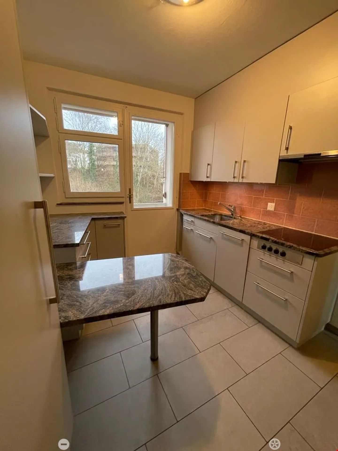 3.5-Zimmerwohnung mit grosser Terrasse und Balkon / Appartement de 3.5 pièces - Foto 4 von 7