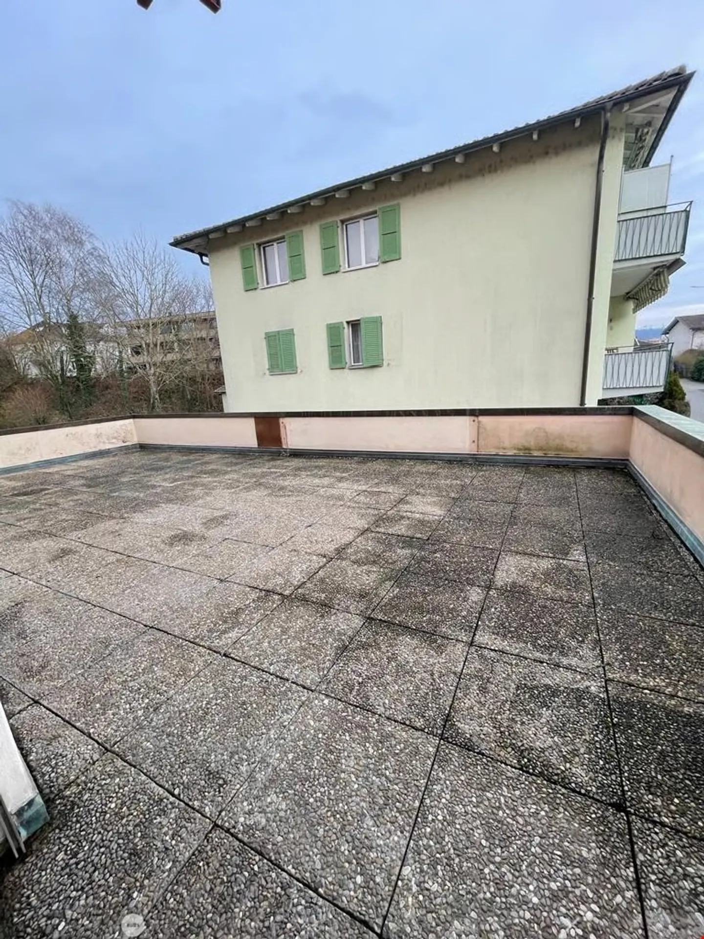 3.5-Zimmerwohnung mit grosser Terrasse und Balkon / Appartement de 3.5 pièces - Foto 7 von 7