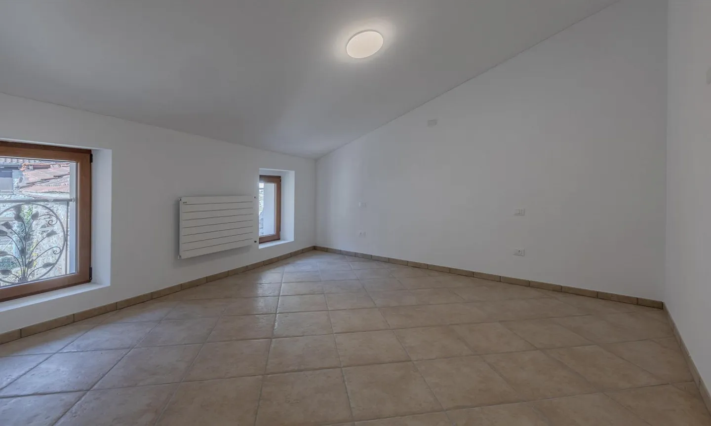 APPARTAMENTO QUADRILOCALE RISTRUTTURATO ALL'ULTIMO PIANO A SIGIRINO - Foto 5 di 9