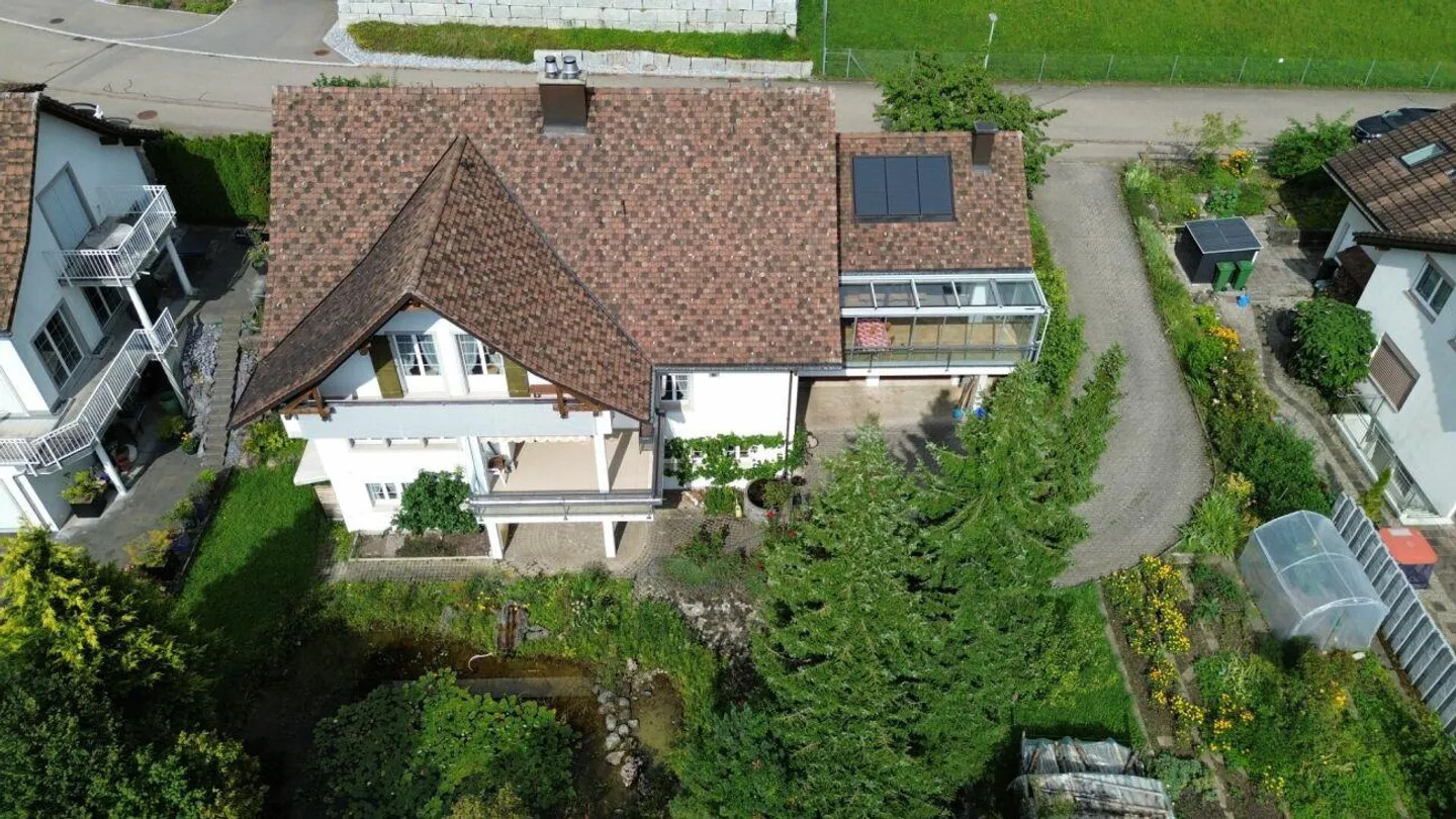 Well-maintained detached single-family house with plenty of space, a workshop, therapy or office rooms - Photo 1 of 15