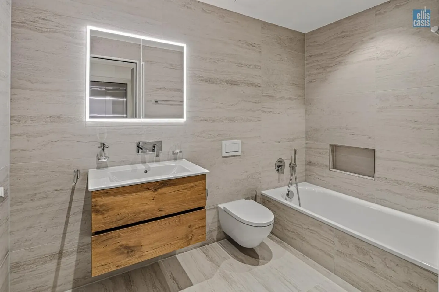 New 4.5-room terrace apartment with generous ancillary rooms! - Photo 10 of 17