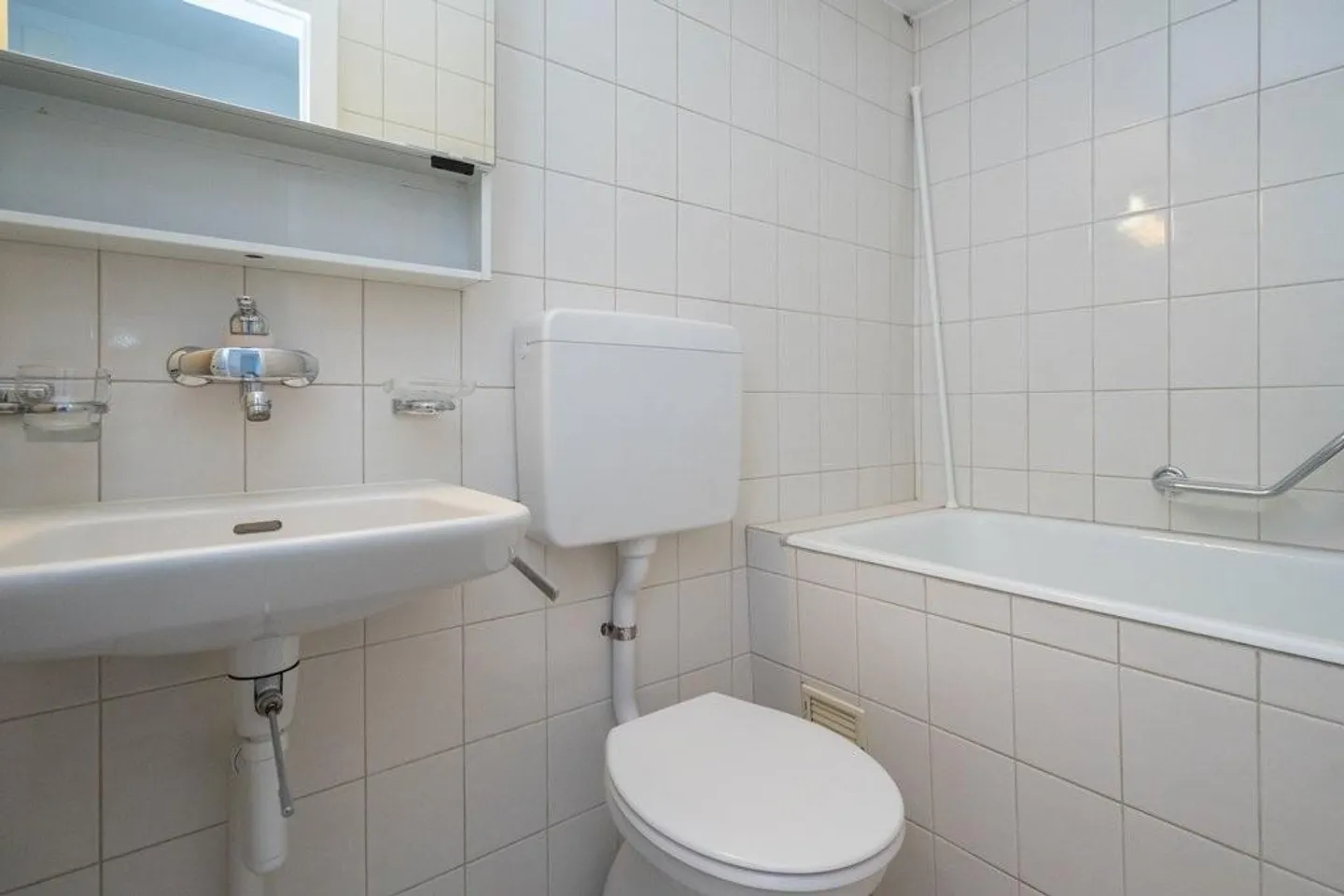 Centrally located 3 bedroom apartment for rent - Photo 3 of 5