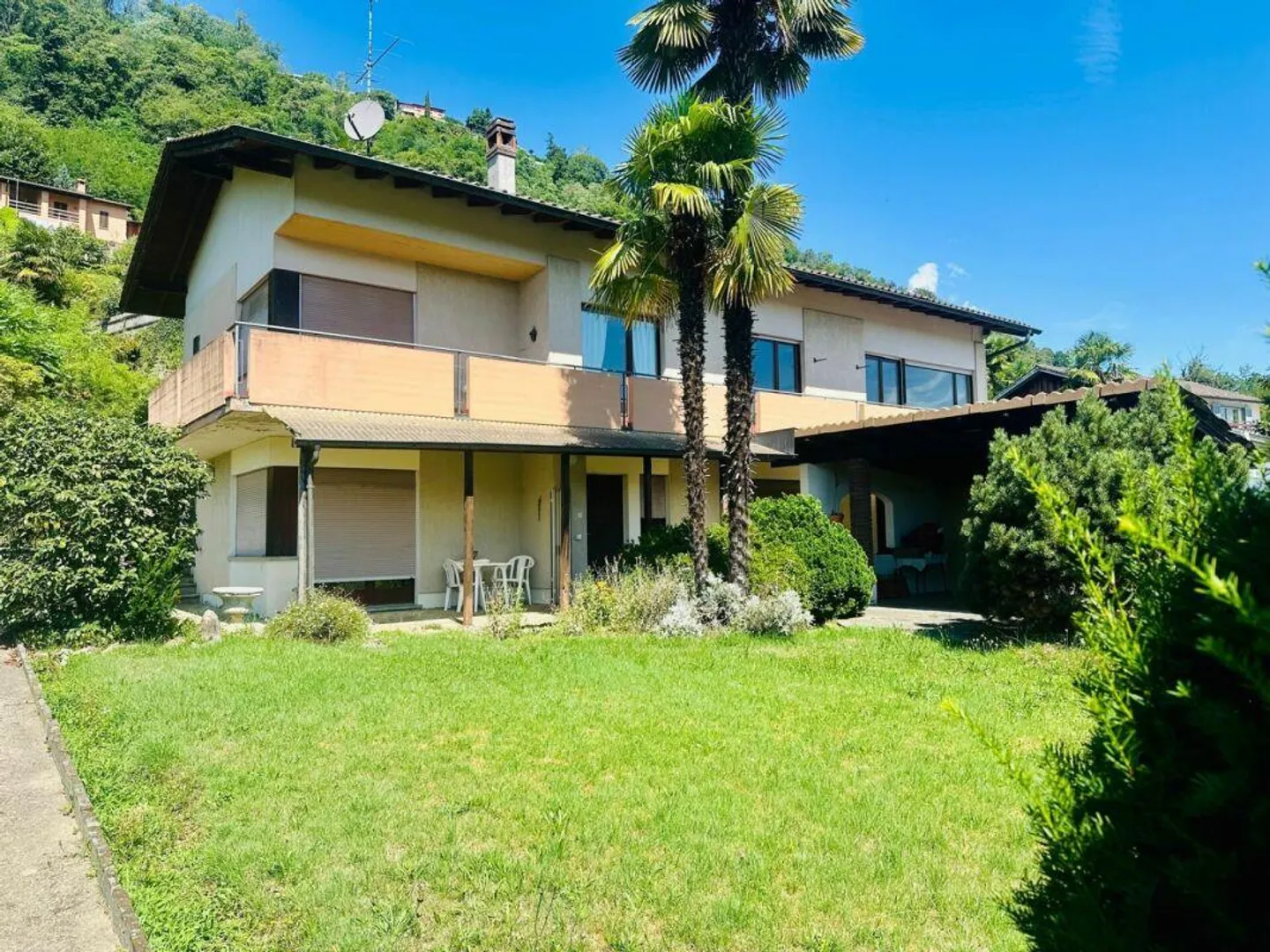 AGNO · TWO-FAMILY HOUSE WITH GARDEN IN A RESIDENTIAL AREA - Photo 2 of 11