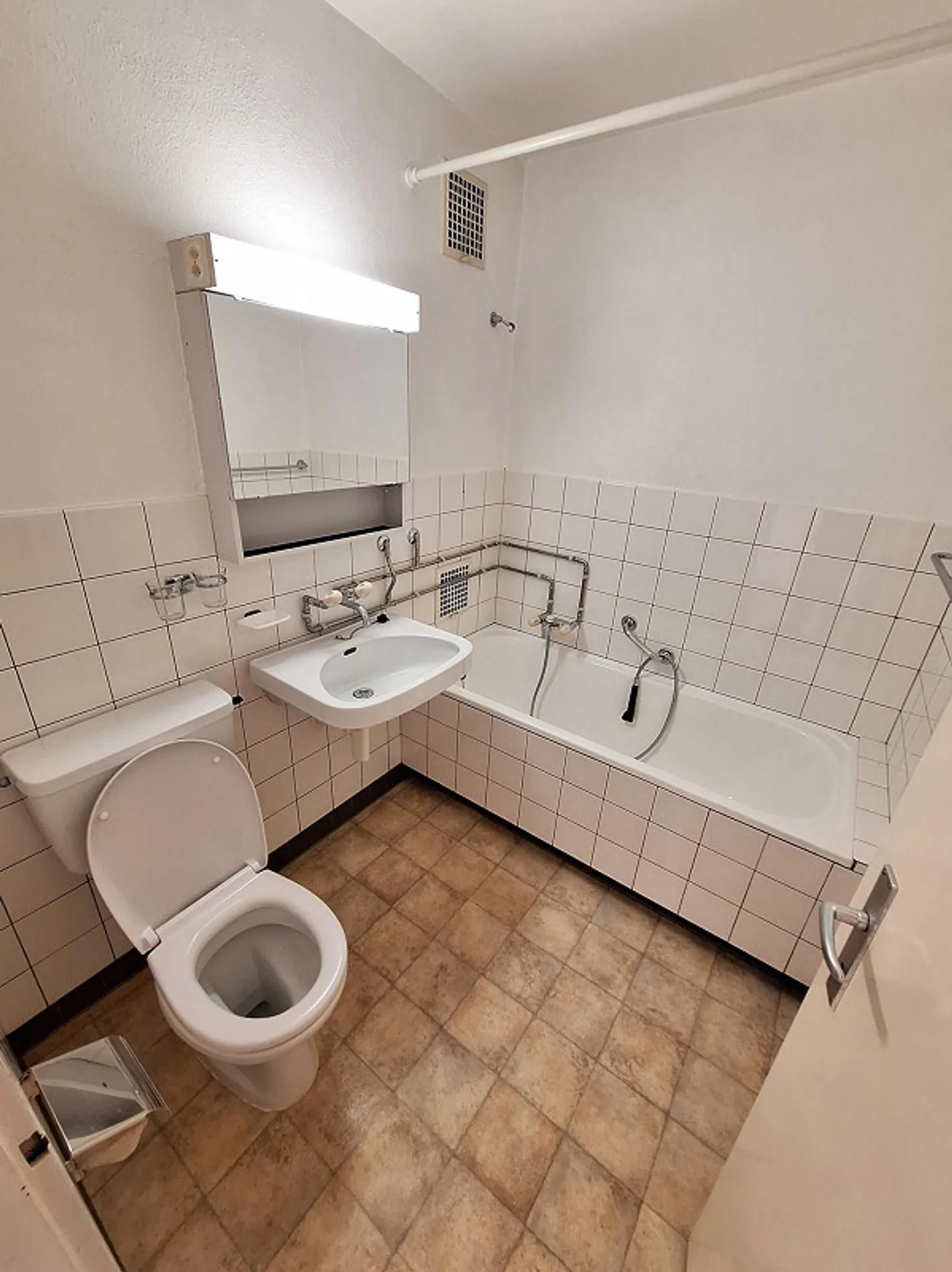 Appartement 2.5 pièces confortable dans un endroit calme à Huttwil - Photo 3 sur 7