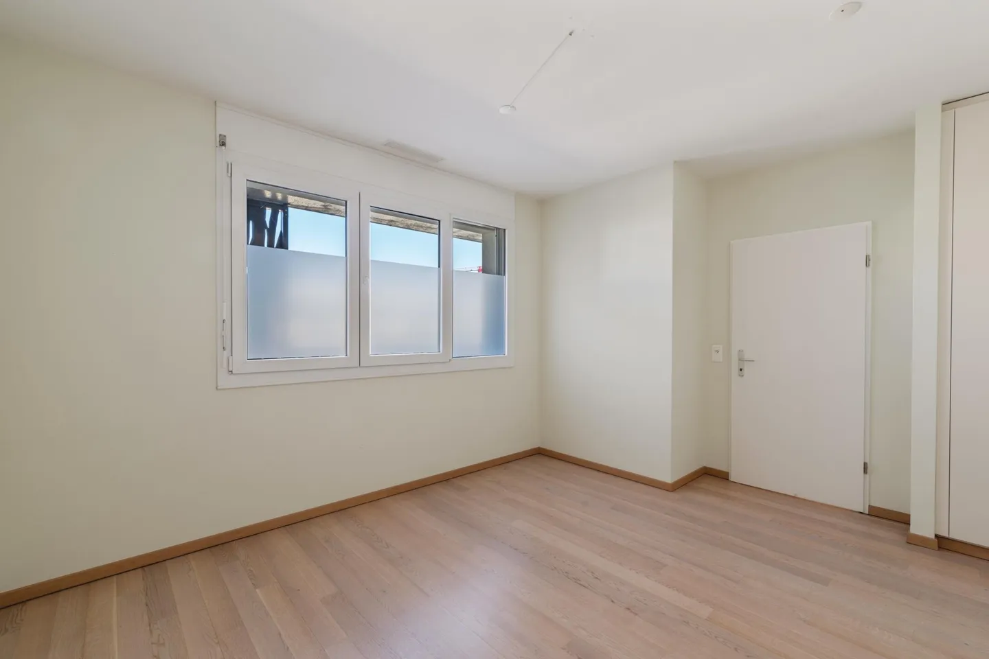 Exclusive: 5-room crossing penthouse with generous terrace and balcony - Photo 14 of 17