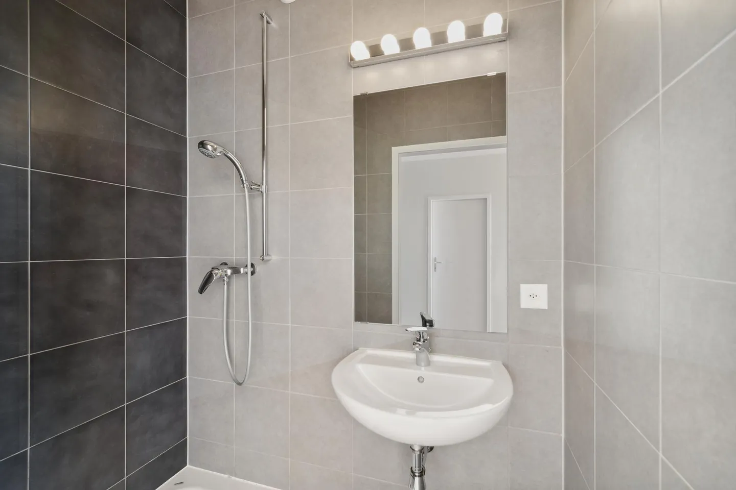 Exclusive: 5-room crossing penthouse with generous terrace and balcony - Photo 15 of 17